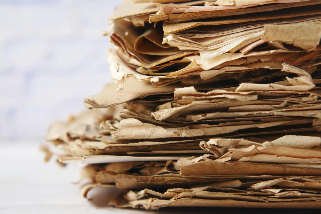 Documentos antiguos apilados — herencia sin testamento en España