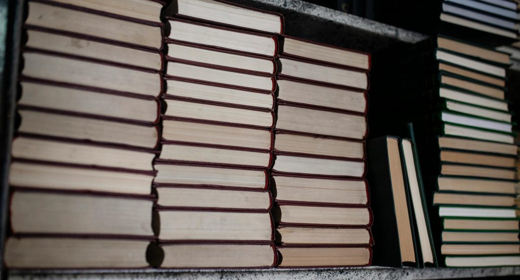 Libros jurídicos apilados que representan la doctrina del Tribunal Supremo sobre el ius transmissionis